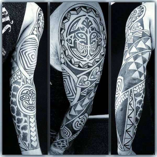 Tatuaje tribal maorí en brazo