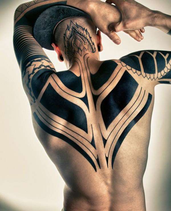 Tatuaje tribal espalda y brazos