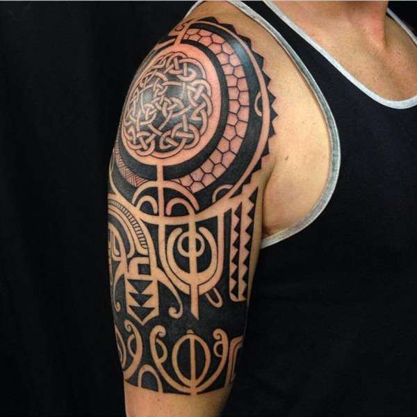 Tatuaje celta en hombro