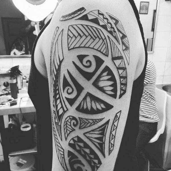 Tatuaje tribal blanco y negro