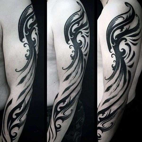 Tatuaje tribal moderno en brazo