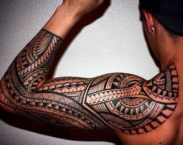 Tatuaje tribal manga geométrica