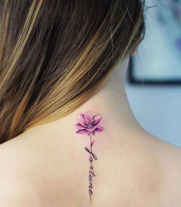 Tatuaje de flor en la nuca