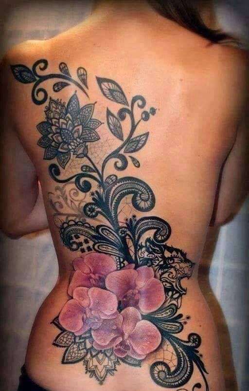 Tatuaje grande de flores en la espalda