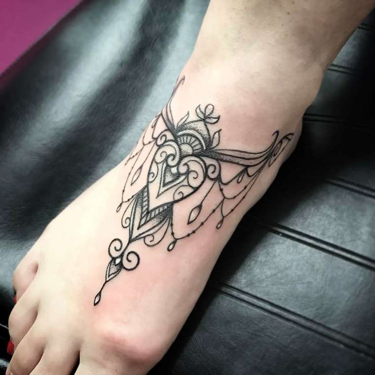 Tatuaje blanco y negro en el pie