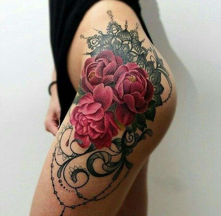 Tatuaje de rosas en muslo