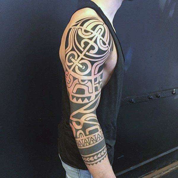 Tatuaje tribal curvas y rectas