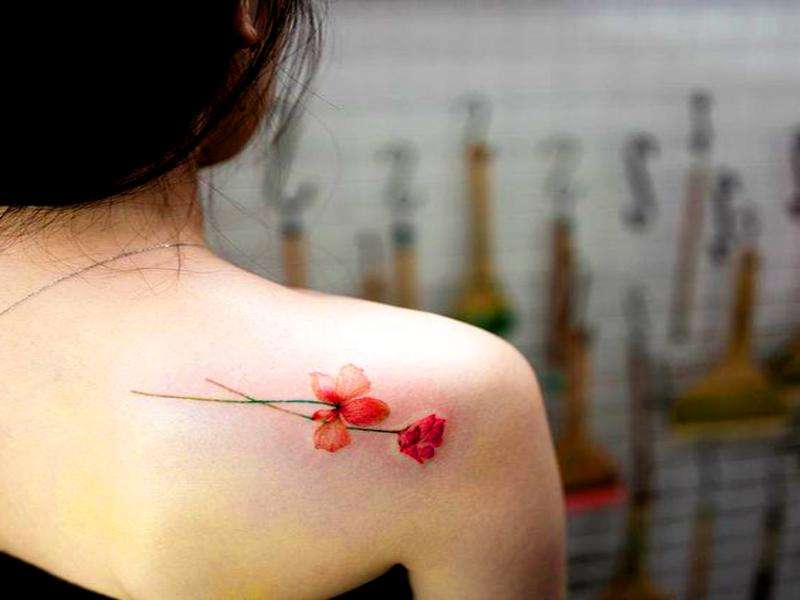 Tatuaje de flores en el hombro