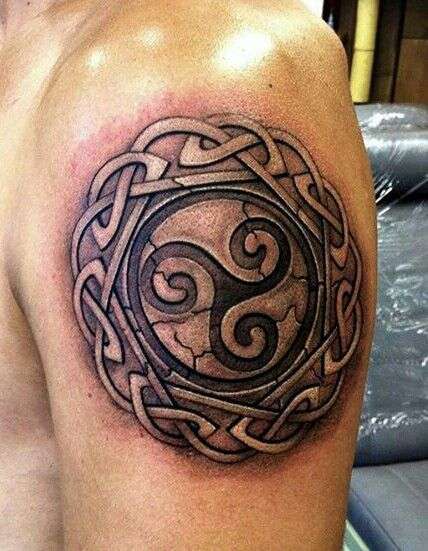 Tatuaje trisquel celta piedra