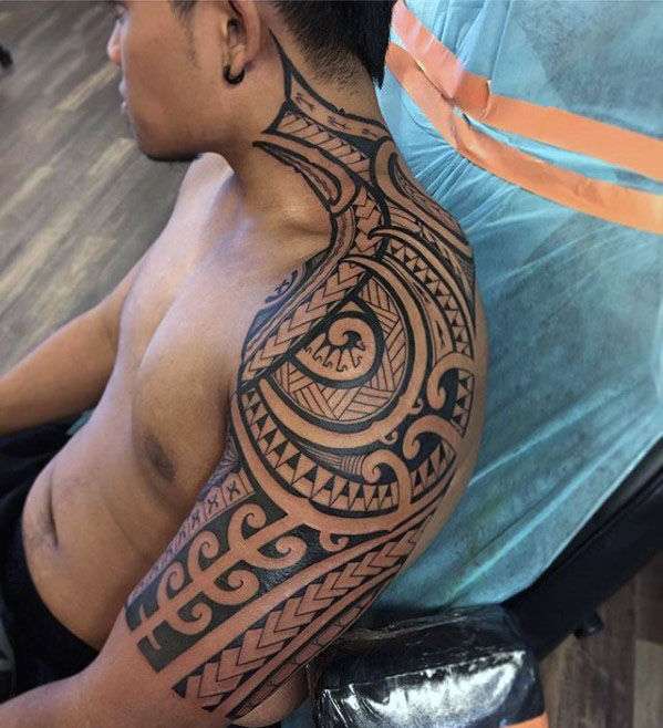 Tatuaje tribal espirales y triángulos