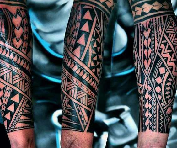 Tatuaje tribal en antebrazo