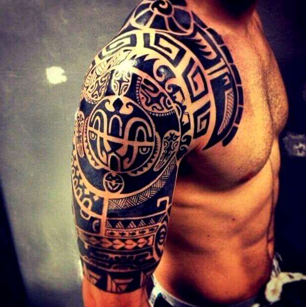 Tatuaje tribal hombro y brazo