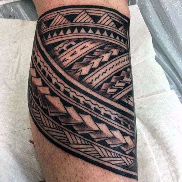 Tatuaje tribal geométrico en pierna