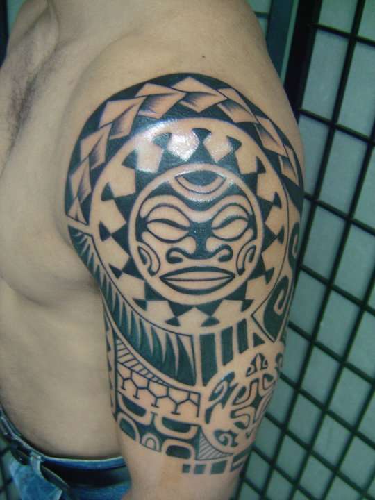 Tatuaje de sol maorí en el hombro