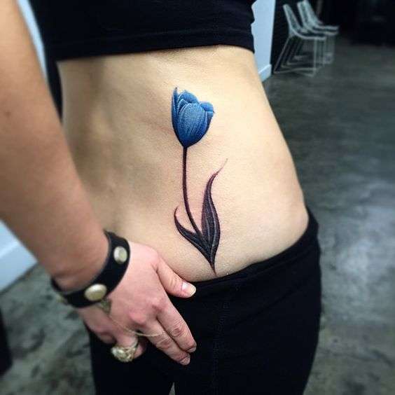 Tatuaje de tulipán azul