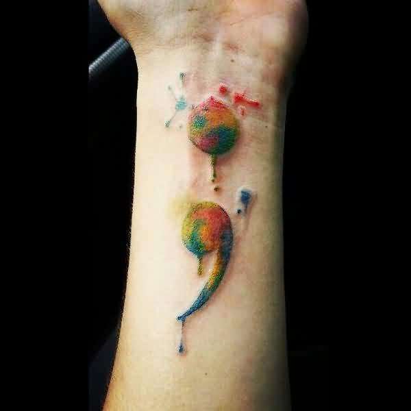 Tatuaje punto y coma multicolor