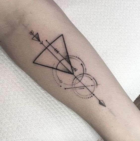 Tatuaje flecha triángulo y círculos