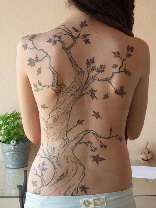 Tatuaje de árbol con hojas de otoño