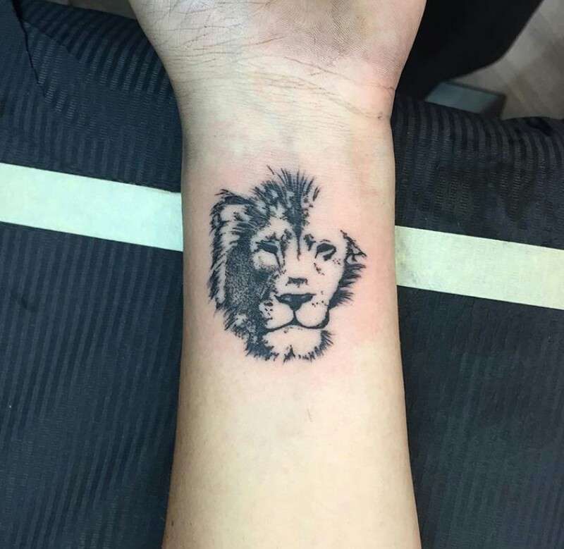 Tatuajes pequeños - león