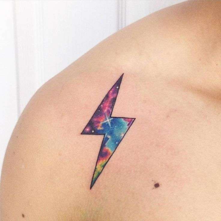 Tatuaje pequeño - rayo en colores