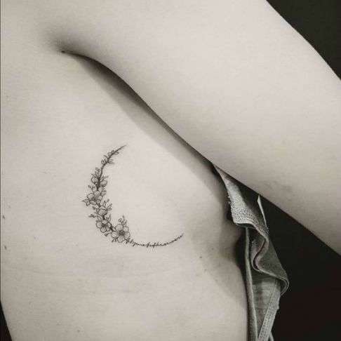 Tatuaje de flores con forma de luna