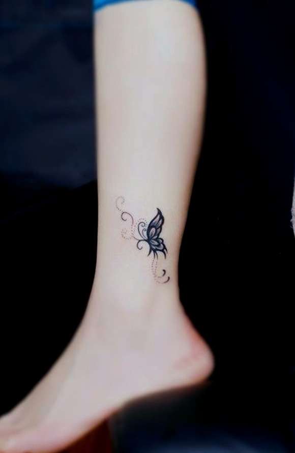 Tatuaje pequeño de mariposa