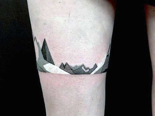 Tatuajes pequeños - montañas en gris y blanco