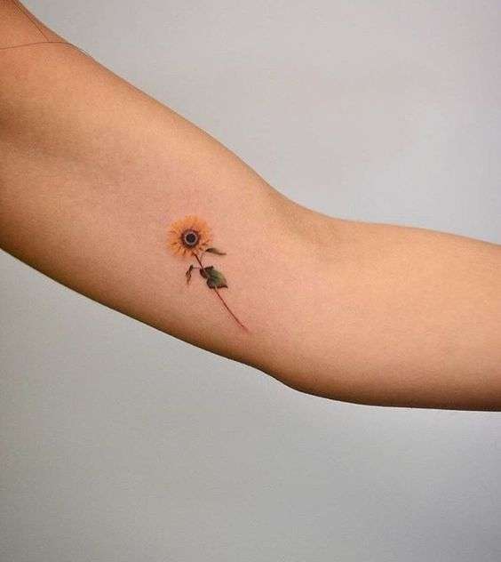 Tatuaje pequeño de girasol
