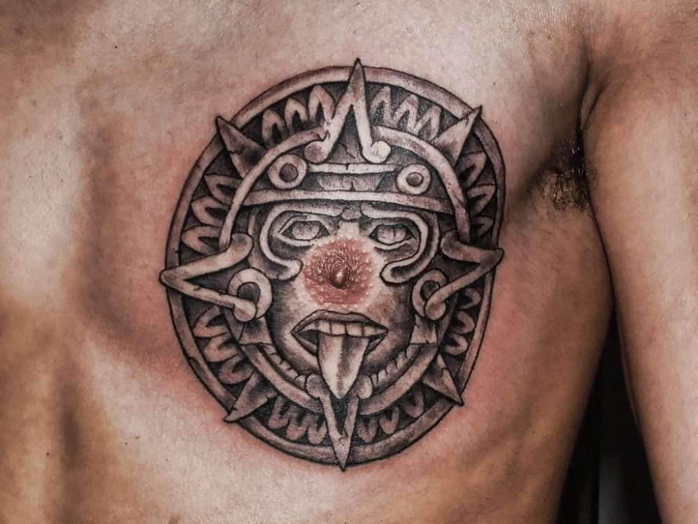 Tatuaje de sol azteca en el pecho