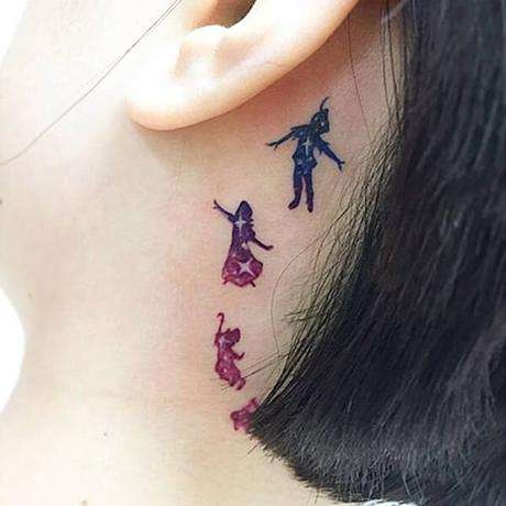 Tatuaje pequeño detrás de la oreja
