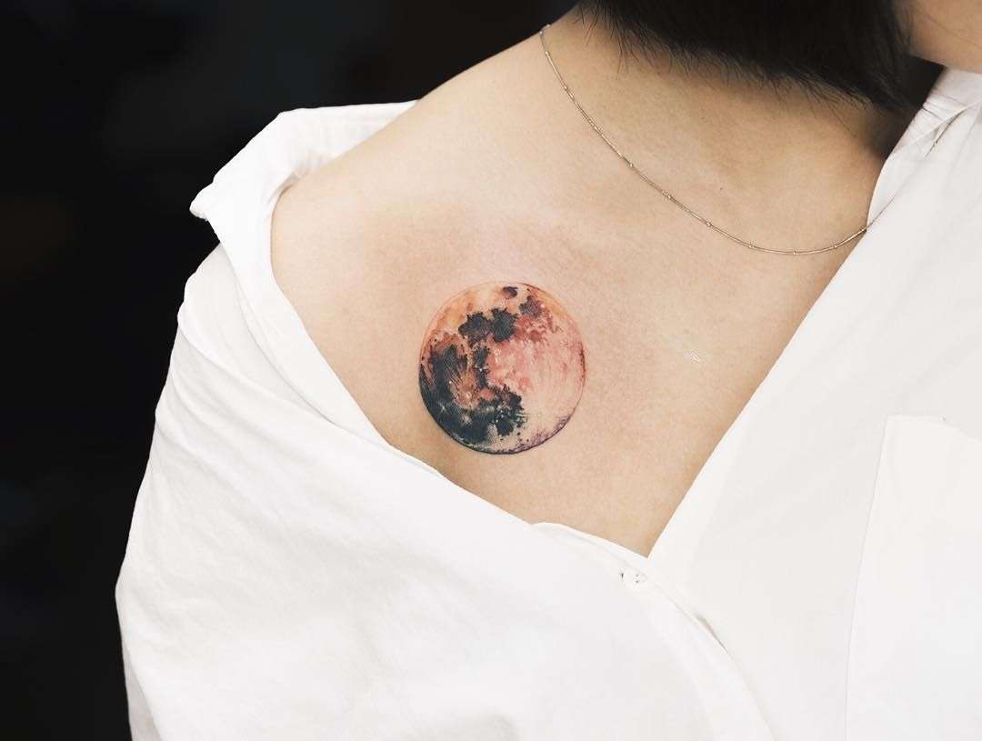 Tatuaje pequeño - la luna en colores