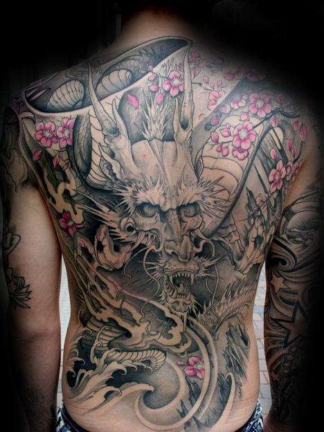 Tatuaje flores de cerezo y dragón japonés