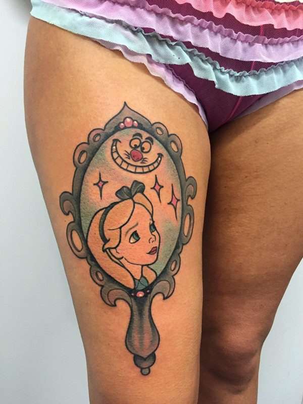 Tatuaje en el muslo: Alicia y el espejo mágico