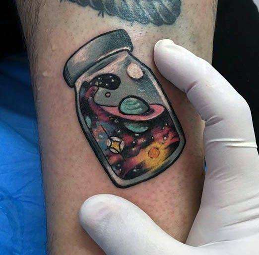 Tatuajes pequeños - el universo en un frasco