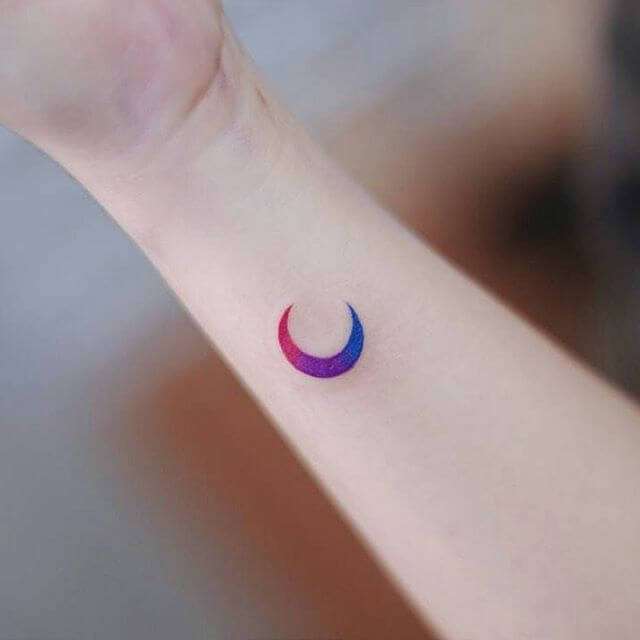 Tatuaje pequeño - luna en colores