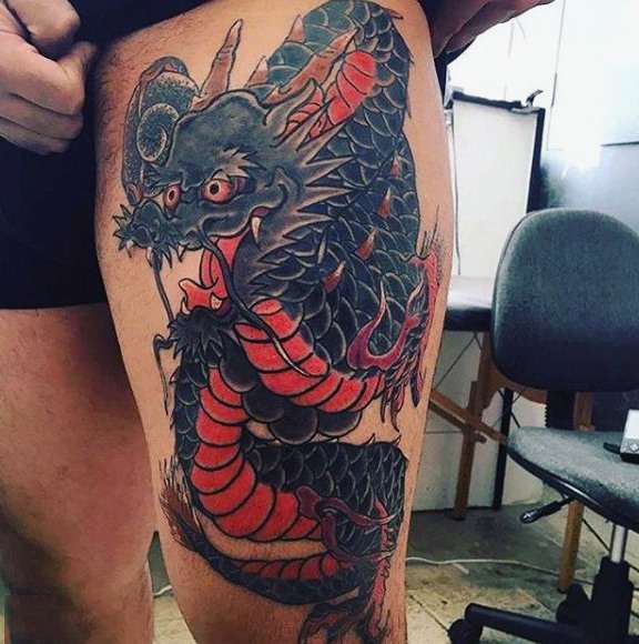 Tatuaje en el muslo - dragón