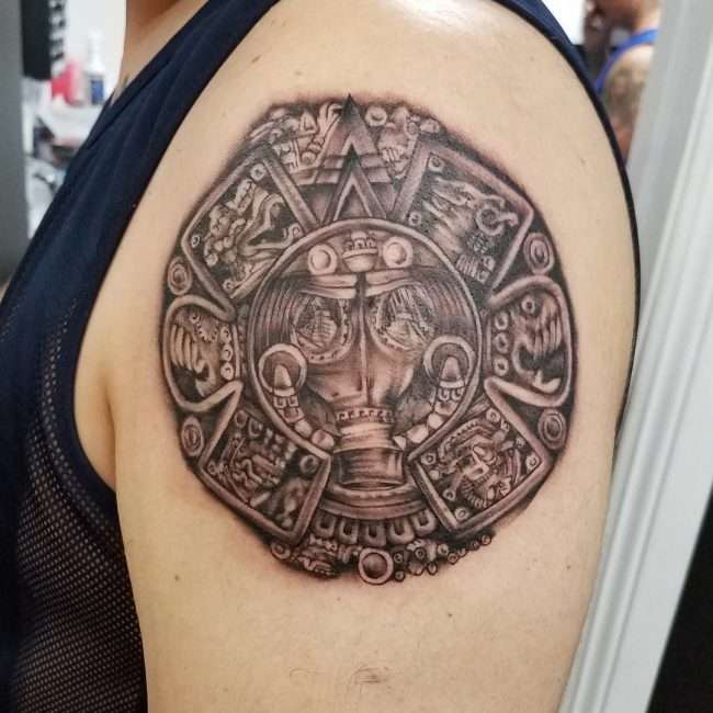 Tatuaje azteca - sol y calendario