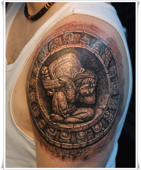 Tatuaje azteca en brazo
