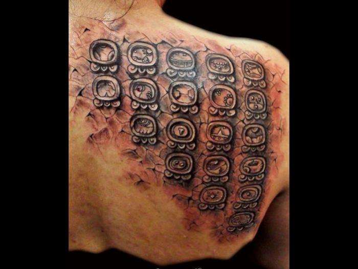 Tatuaje azteca - media espalda