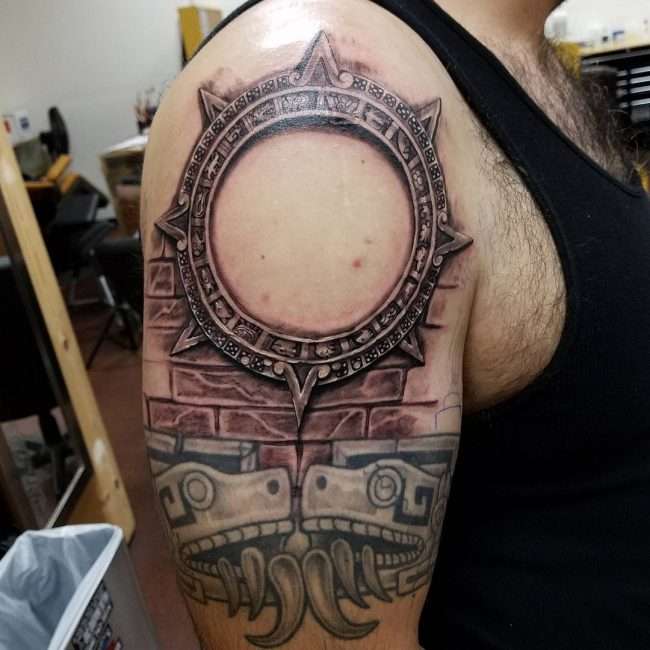 Tatuaje azteca - sol y serpientes