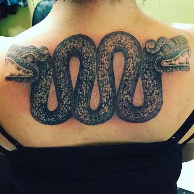 Tatuaje de Quetzalcoatl en espalda