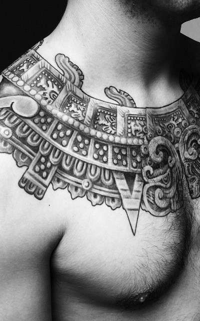 Tatuaje azteca - pectoral