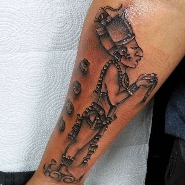 Tatuaje azteca en antebrazo