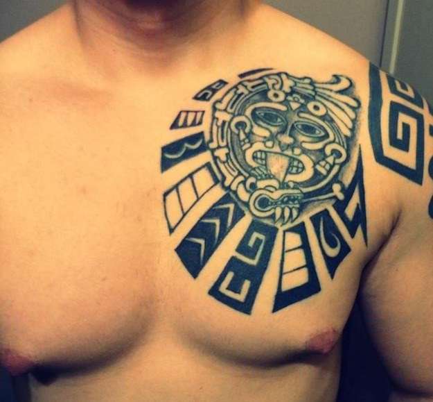 Tatuaje de sol azteca en el pecho