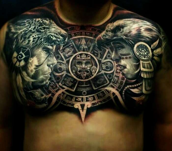 Tatuaje azteca en todo el pecho
