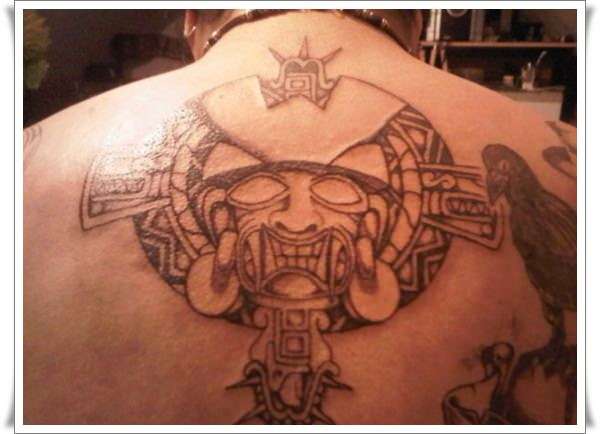 Tatuaje azteca en la espalda