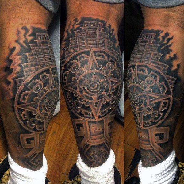Tatuaje azteca en pantorrilla