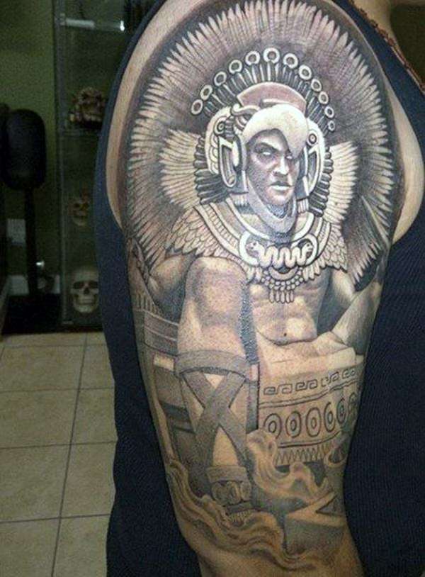 Tatuaje azteca - guerrero sentado
