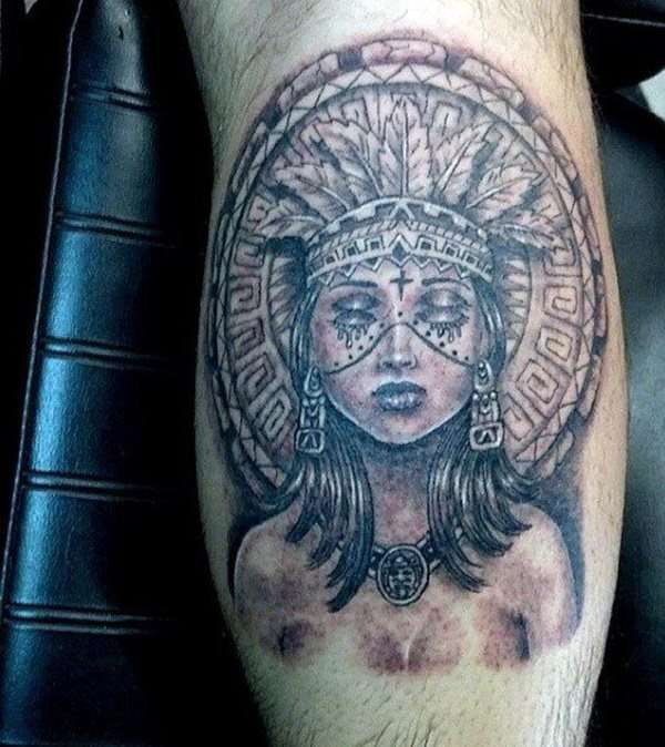 Tatuaje azteca - guerrera con plumas