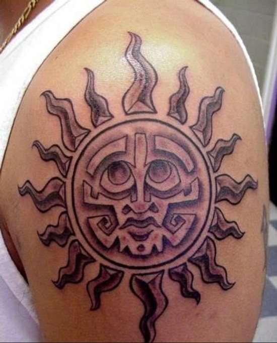 Tatuaje de sol azteca en el brazo